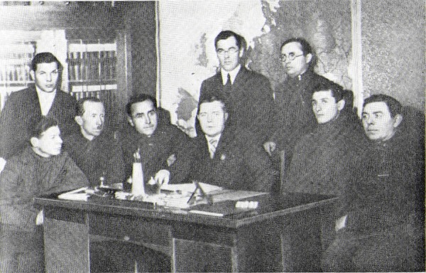В партийном бюро завода. В центре — секретарь партбюро М. И. Ильин, 1933 год.
